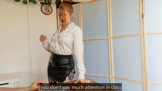 자지에서 우유를 짜내고 모든 것을 먹어 수업에서 주의를 기울이도록 가르치는 핫한 교사