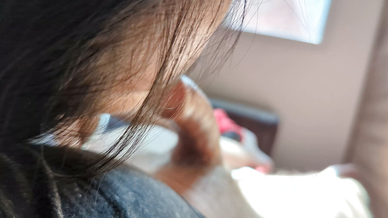 태양을 즐기고, 이웃이 창가에서 노출되는 우리를 잡지 않기를 바랍니다.
