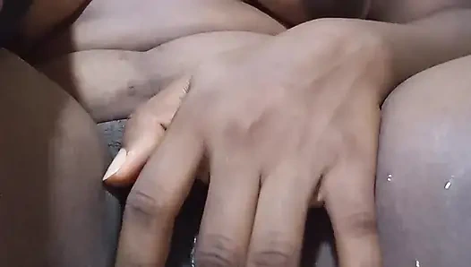 Трахаю пальцами свою розовую и сочную киску