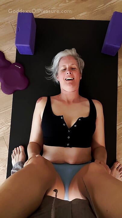 Geile stiefzoon helpt stiefmoeder met rekken in verschillende yogaposities, beloond met Joi
