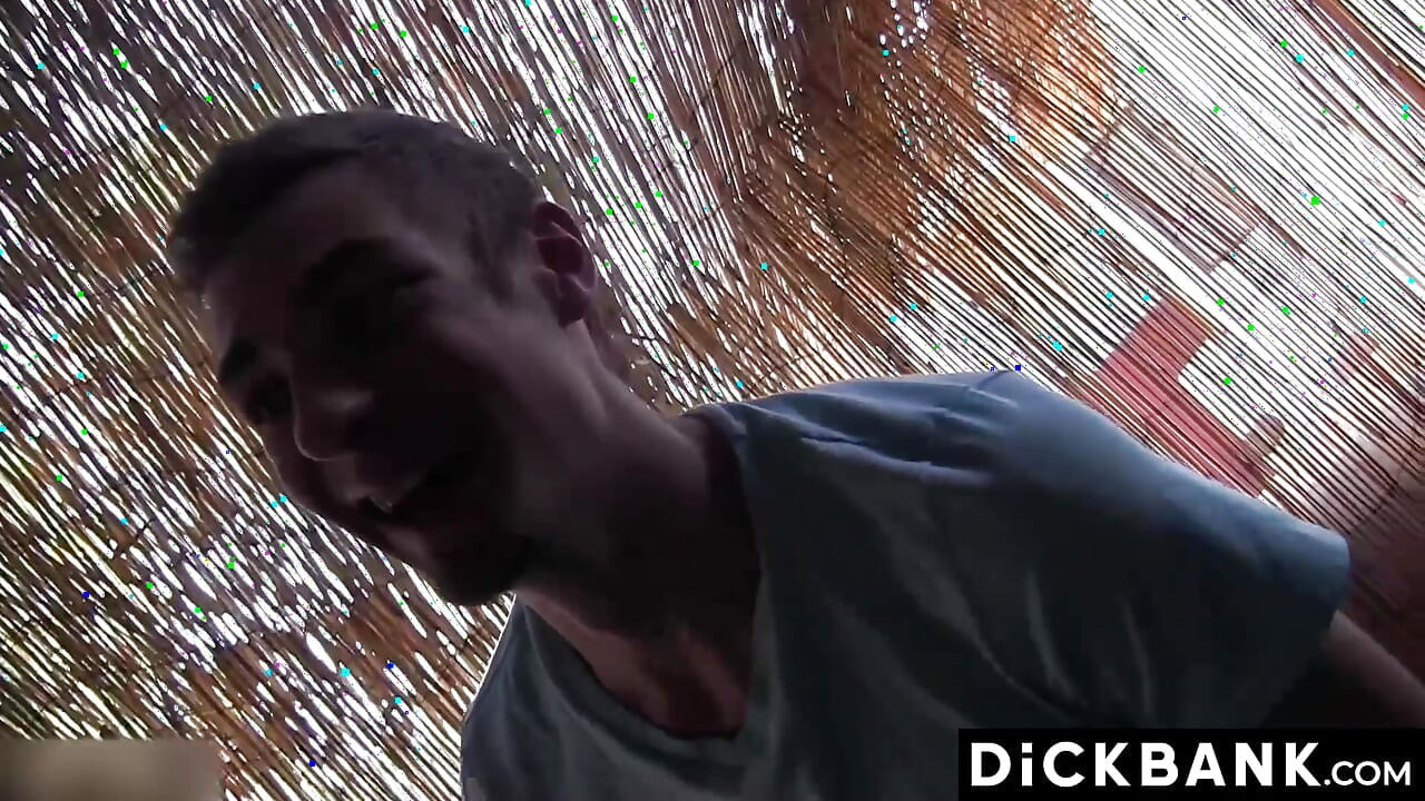 Nadržený Austin Phisher předvádí svou díru při jízdě na robertku