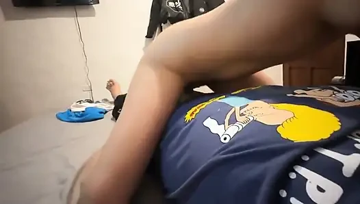 Üvey annem dağınıklığıma kızıyor ama ona güzel yarağımı verince mutlu oluyor