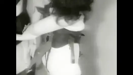 Pelacur itu diikat dan terangsang