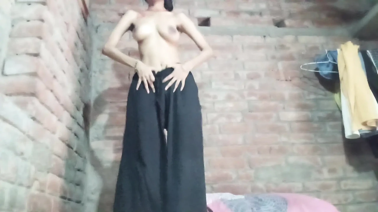 The dancing whore. Shaking her boobs with fingering pussy in desi bihari style.
