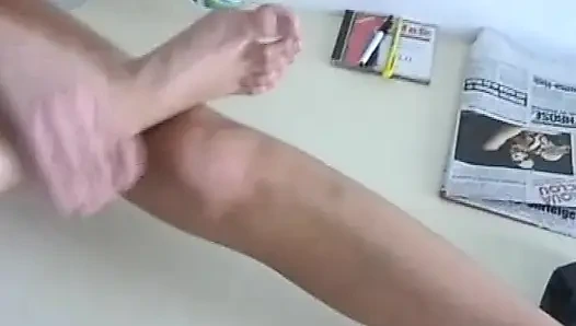 Boneka pirang Jerman seksi menggosok memeknya dalam adegan solo