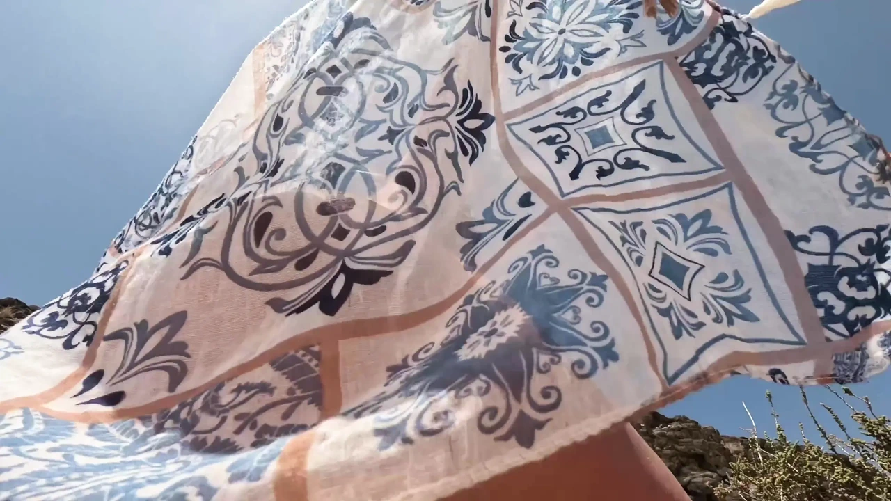 热辣的裸体熟女在公共海滩上戏弄