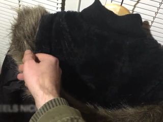 Scopando una giacca Melrose e sborrata nel cappuccio di pelliccia