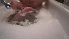Amadora bbw se masturba com vibrador de sucção no banho