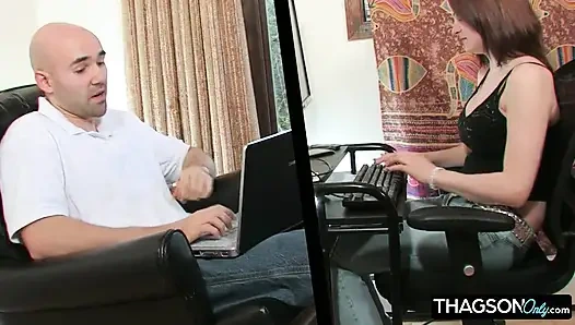 Соблазнительная брюнетка наслаждается интенсивным оральным сексом 69