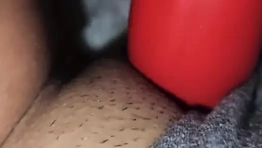 Kız, vajinasını oynuyor, büyük bir çekiç havasıyla bir tane var.