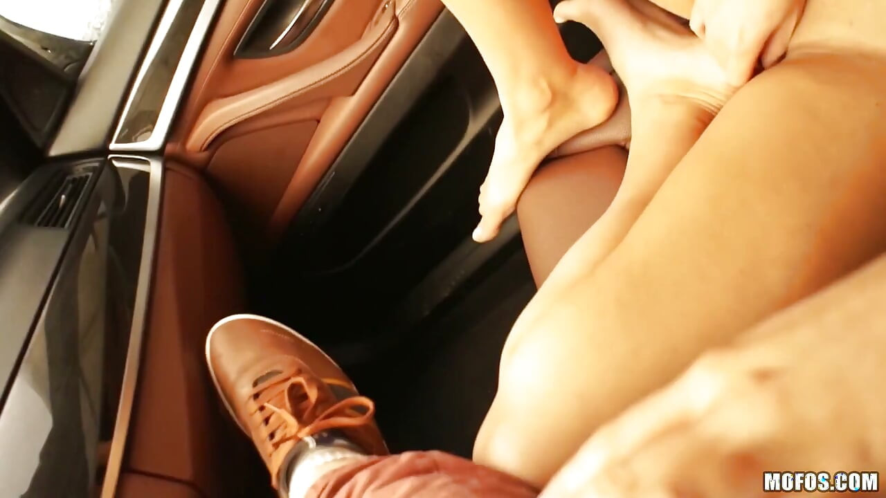 Mofos - Gorgeous Rebellious Babe Kitana Offers Her Tight Ass & Pussy to the Taxi Driver Timo for Free Rides