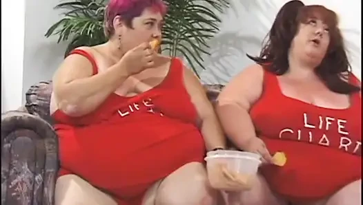 Threesome lesbian gemuk besar menjilati dildo bermain