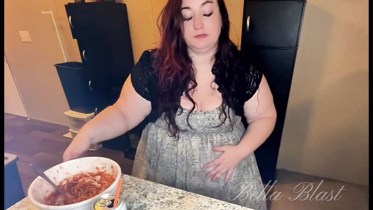 Grandota hace eructar y pedos mojados después de comer pasta, real reacciones de estómago por Bella Blast
