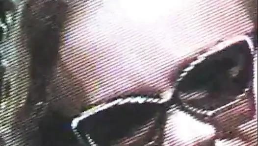Junge blondine öffnet ihre beine weit, um draußen einen dicken schwanz in ihre muschi zu bekommen