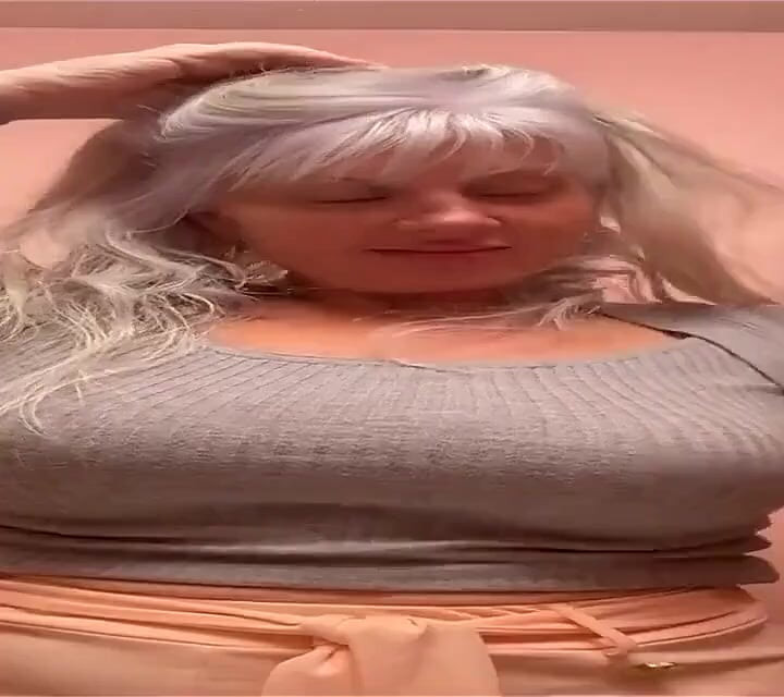 Vamos nos preparar para a cama que eu estava pensando que poderíamos acariciar ou talvez algo mais. O que você acha? Dm Me..