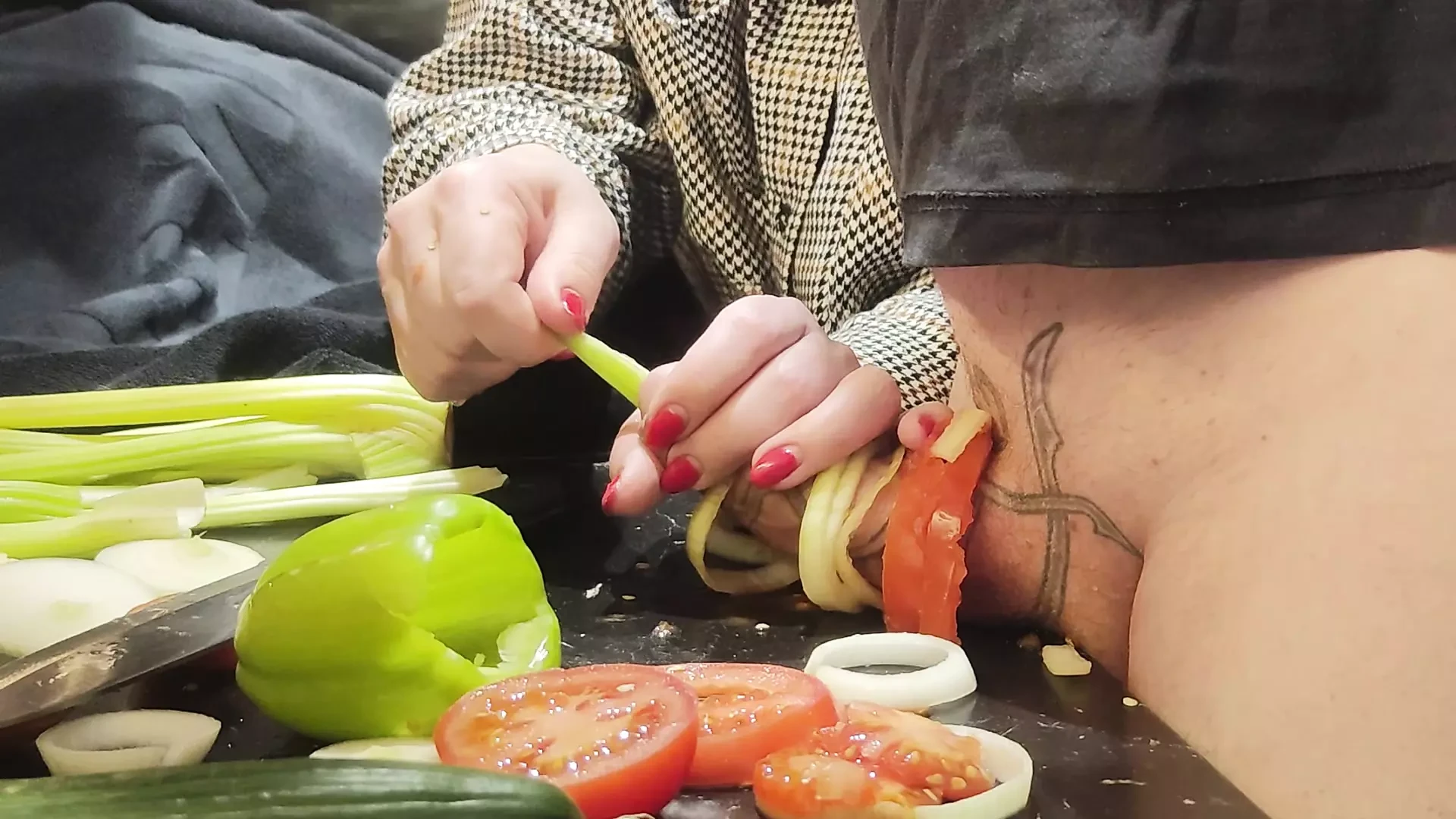 CBT. Kontol dan uretra ekstrem di dapur! Memasak kontol 2. Episode 23. Penuh.