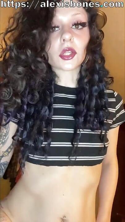 Goth schlampe bräst in deinem zimmer und benutzt dich für einen quickie