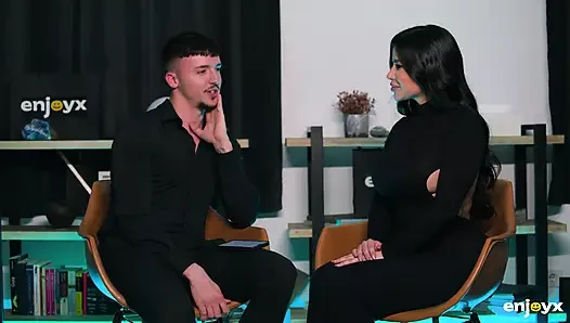 Sara Retali spricht nicht mehr - sie will, dass dieser dicke schwanz ihre getränkte muschi tropft