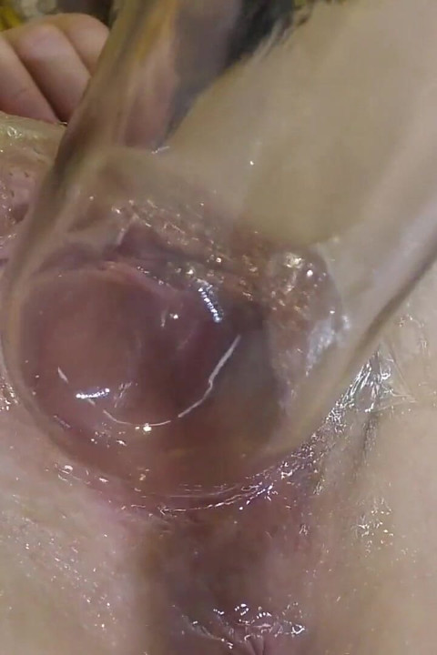 Чёртовски широко раздвинутая киска с дилдо и стеклом с очень близкого расстояния