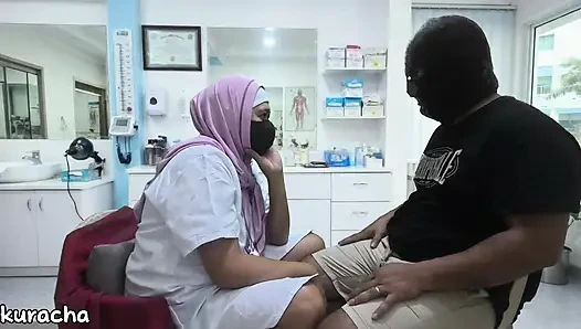 Dokter berhijab mencukur kontol tebal klien tidak ereksi selama mencukur