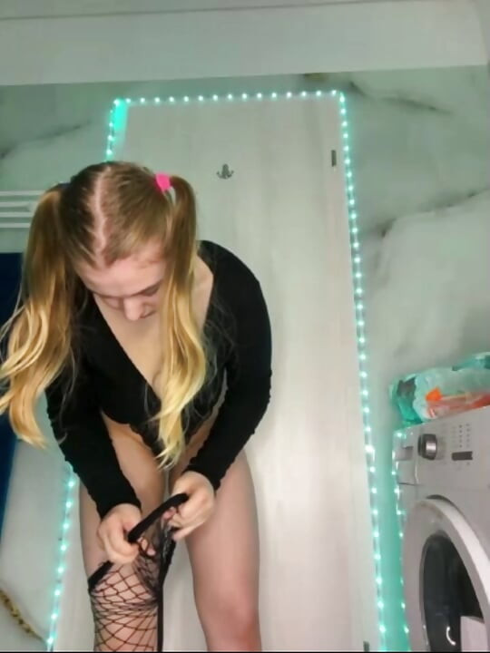 Танцы и сексуальный трах пальцами киски