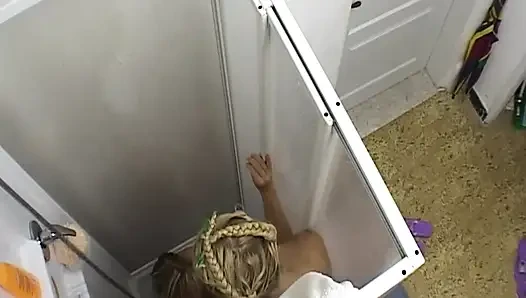 Zwei blondinen in der nassen dusche berühren und körperspiele