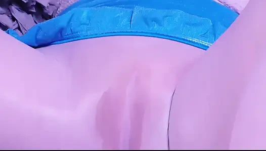 Cewek rambut pirang lagi asik pamer memek