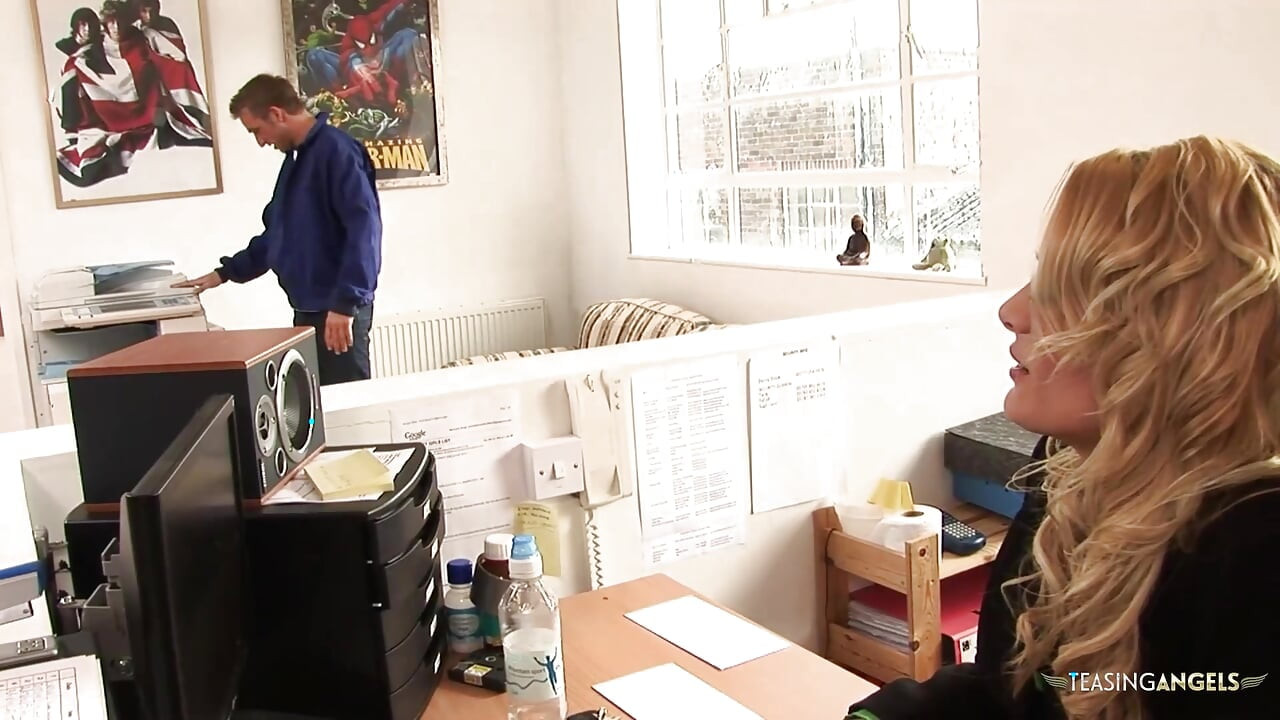 Sekretarica deli dugačak kurac sa prsatom brinetom