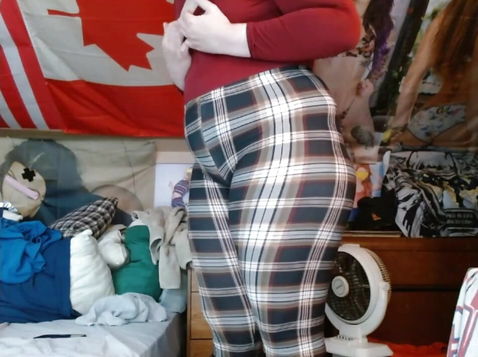 fat horny Canadian sissy bitch shakes obese ass and fucks it