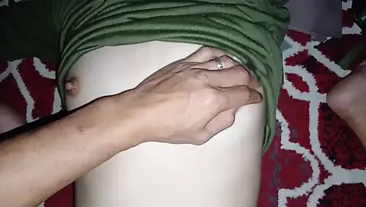 Hala rahat hissetmeyen ve zonklayan 18 yaşındaki bakire kız bu yüzden zayıflıyor