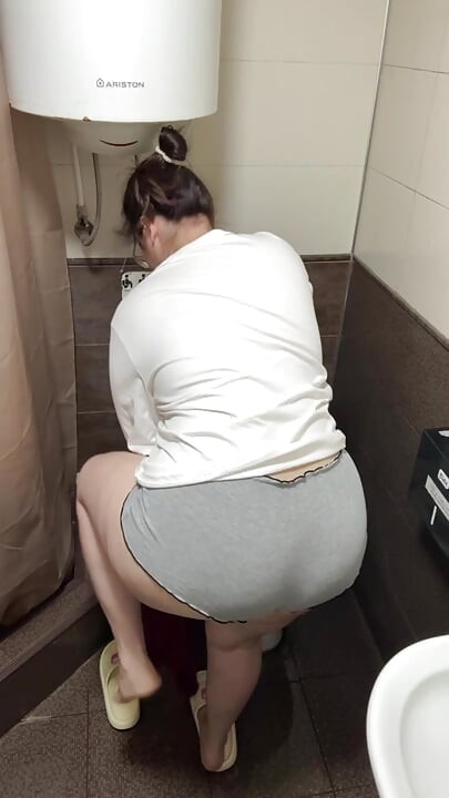 私の全裸でリスキーな公衆トイレのマスターベーション