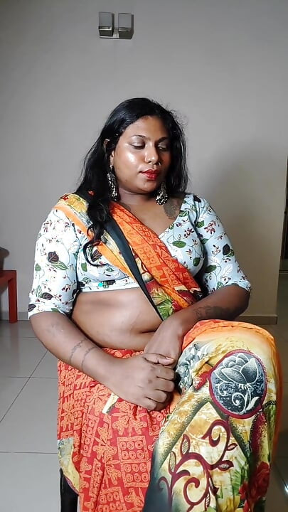 Aunty Ilaria Tries to Escape the Crowd and Accidentally Discovered Her Fetish.