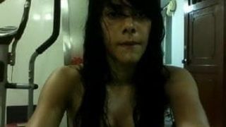 Carina ragazza latina che balla in webcam