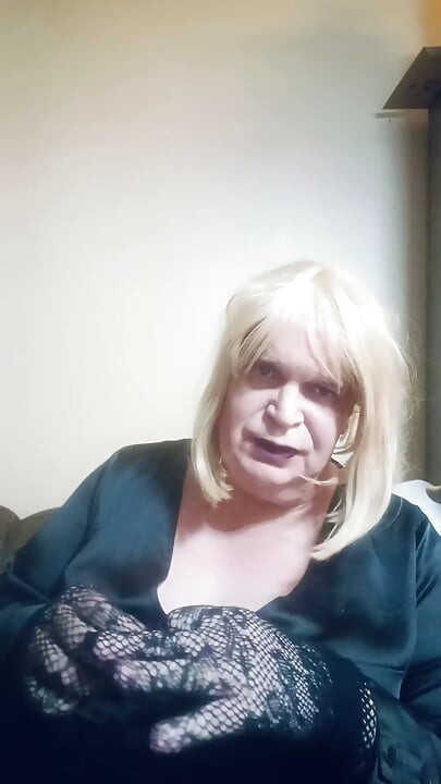 BBW TV a fumar um cigarro superslim e a experimentar luvas