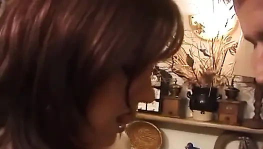 Рыжая милфа хорошо трахается со своим соседом