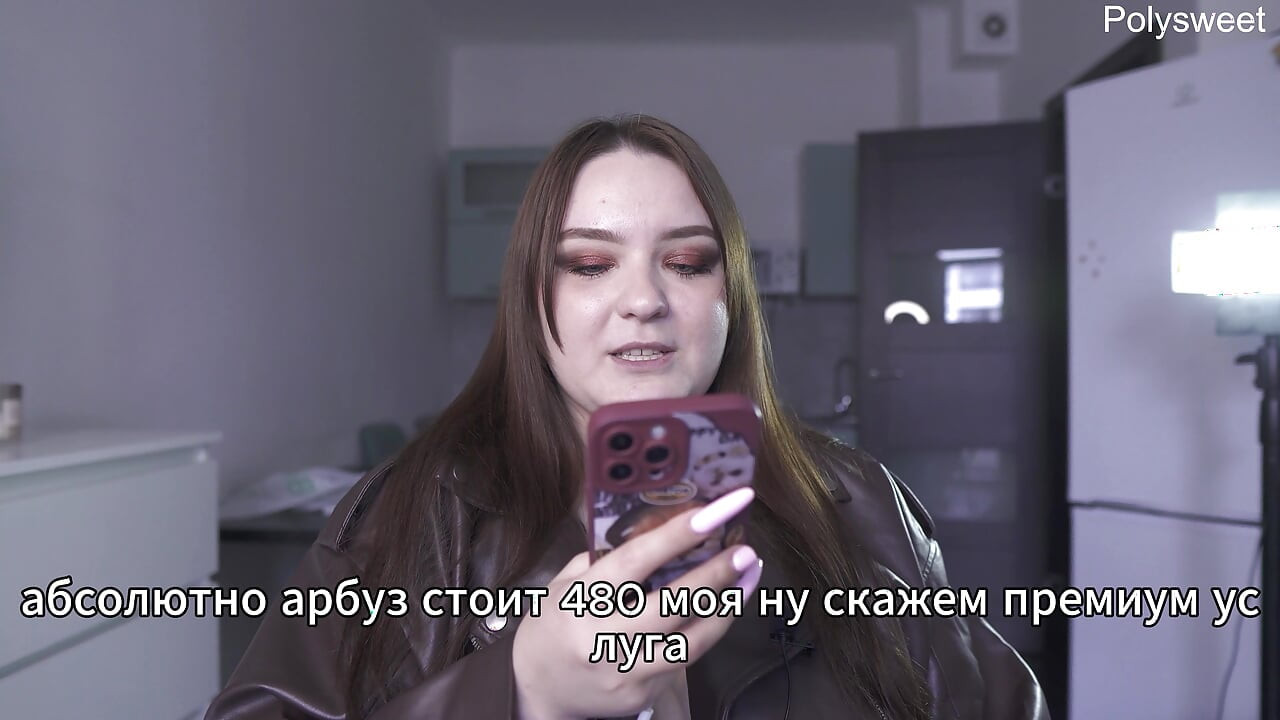 Porno hikayesi - müşteriler yanından geçerken satıcıyla çıplak oynuyordu (Rus, hafif kadın egemenliği, herkesin içinde çıplak)
