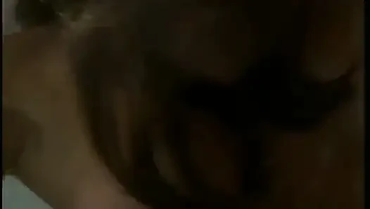 Azgın esmer açık havada sekste arkadan sikilmeyi seviyor