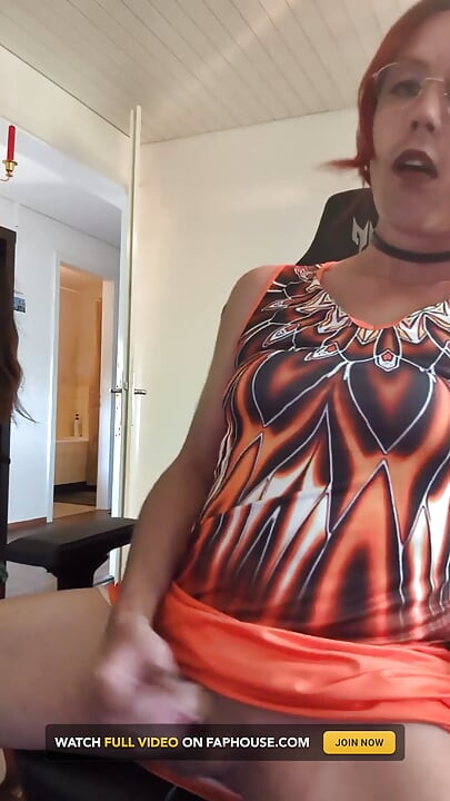 น้องสาวชักว่าวและกินน้ําเงี่ยนของเธอ