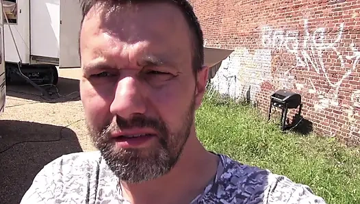 Татуированную телочку трахает чувак-клоун