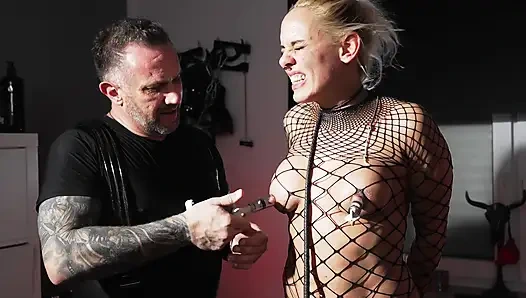 Sesi penyiksaan memek yang intens - nyonya ungeniert didorong sampai batasnya.