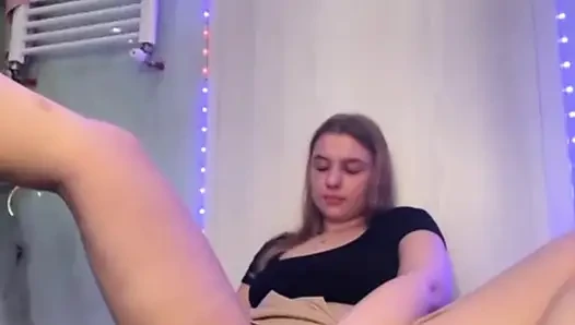 Jucielussie masturbiert im badezimmer