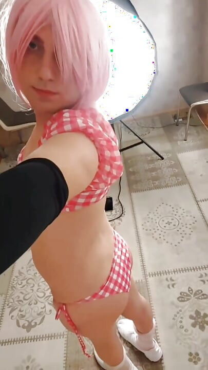 Femboy em biquíni parece puta muito atraente