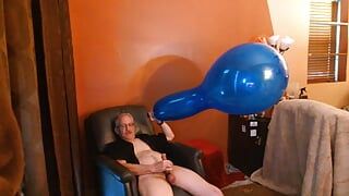 109) Balão longneck kinky masturbando por papai balloonbanger