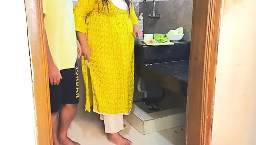 Mutfakta köri keserken aniden kayınvalidemi siktim - desi sert seks