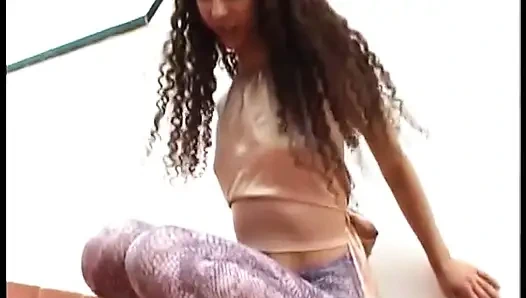 Симпатичная худенькая тинка раздевается