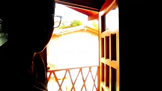 Я тайно мастурбую с открытыми дверями