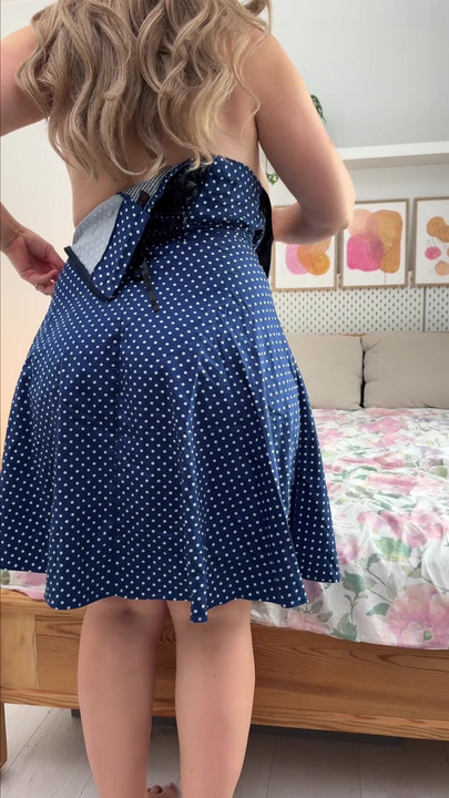 Bu elbiseyi seviyorum ama bu kadar büyük bir orta yaşlı seksi kadında buna hayran kalabilirsiniz.