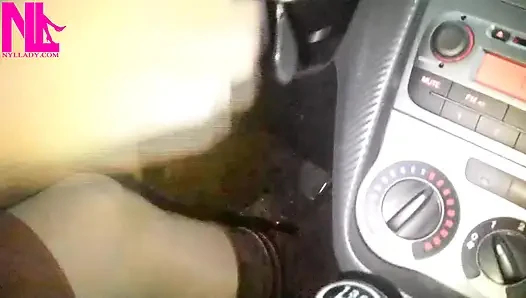 Çıplak külotlu çorap ve Bworn Buckled Pumps ile sürüş