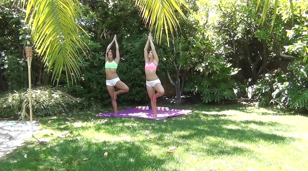 Genç kız açık havada bombalıyor