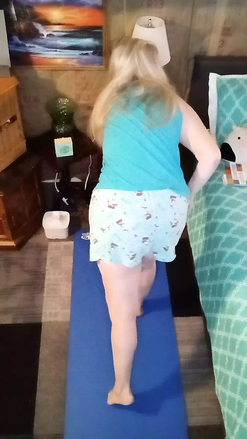 God morgon naken yoga med vee!